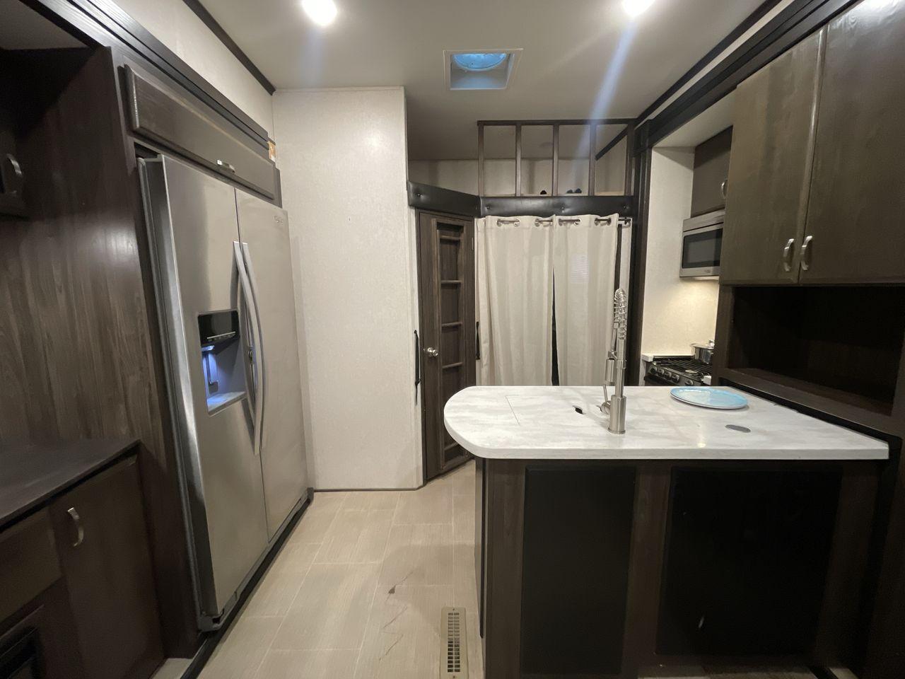 2018 GRAY JAYCO SEISMIC 4250 - (1UJCJSCV5J1) , Length: 44.92 ft. | Dry Weight: 15,570 lbs. | Gross Weight: 20,000 lbs. | Slides: 3 transmission, located at 4319 N Main St, Cleburne, TX, 76033, (817) 678-5133, 32.385960, -97.391212 - Set out to the great outdoors in this 2018 Jayco Seismic 4250 and enjoy all its amenities! This toy hauler measures just a bit under 45 ft. in length and 13.32 ft. in height, providing great space and comfort. It has a dry weight of 15,570 lbs. and a GVWR of 20,000 lbs. It also comes with automatic - Photo #18