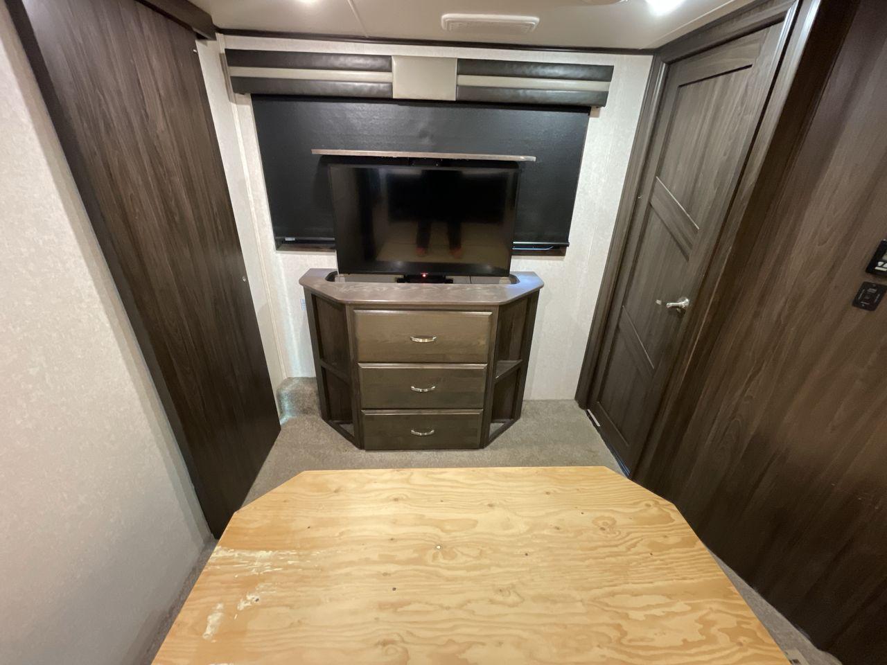 2018 GRAY JAYCO SEISMIC 4250 - (1UJCJSCV5J1) , Length: 44.92 ft. | Dry Weight: 15,570 lbs. | Gross Weight: 20,000 lbs. | Slides: 3 transmission, located at 4319 N Main St, Cleburne, TX, 76033, (817) 678-5133, 32.385960, -97.391212 - Set out to the great outdoors in this 2018 Jayco Seismic 4250 and enjoy all its amenities! This toy hauler measures just a bit under 45 ft. in length and 13.32 ft. in height, providing great space and comfort. It has a dry weight of 15,570 lbs. and a GVWR of 20,000 lbs. It also comes with automatic - Photo #22