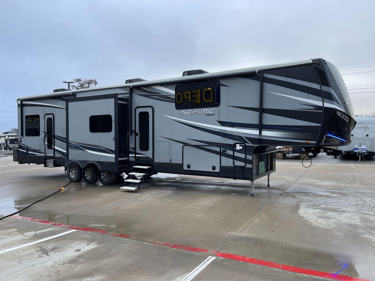 2018 GRAY JAYCO SEISMIC 4250 - (1UJCJSCV5J1) , Length: 44.92 ft. | Dry Weight: 15,570 lbs. | Gross Weight: 20,000 lbs. | Slides: 3 transmission, located at 4319 N Main St, Cleburne, TX, 76033, (817) 678-5133, 32.385960, -97.391212 - Set out to the great outdoors in this 2018 Jayco Seismic 4250 and enjoy all the amenities it has to offer! This toy hauler measures just a bit under 45 ft. in length and 13.32 ft. in height, providing great space and comfort. It has a dry weight of 15,570 lbs. and a GVWR of 20,000 lbs. It also comes - Photo #27