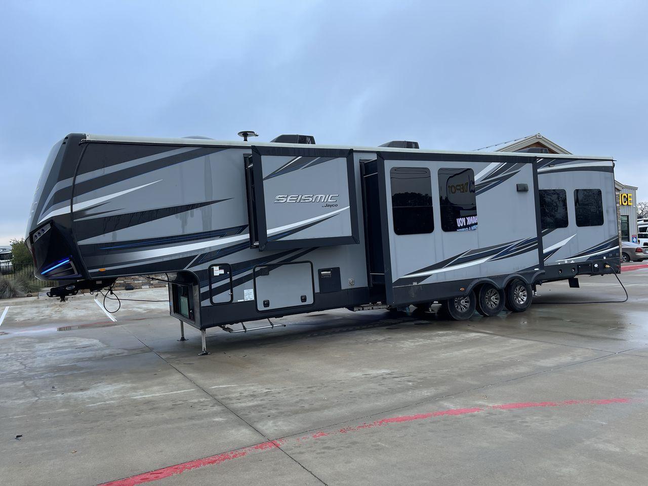 2018 GRAY JAYCO SEISMIC 4250 - (1UJCJSCV5J1) , Length: 44.92 ft. | Dry Weight: 15,570 lbs. | Gross Weight: 20,000 lbs. | Slides: 3 transmission, located at 4319 N Main St, Cleburne, TX, 76033, (817) 678-5133, 32.385960, -97.391212 - Set out to the great outdoors in this 2018 Jayco Seismic 4250 and enjoy all the amenities it has to offer! This toy hauler measures just a bit under 45 ft. in length and 13.32 ft. in height, providing great space and comfort. It has a dry weight of 15,570 lbs. and a GVWR of 20,000 lbs. It also comes - Photo #28