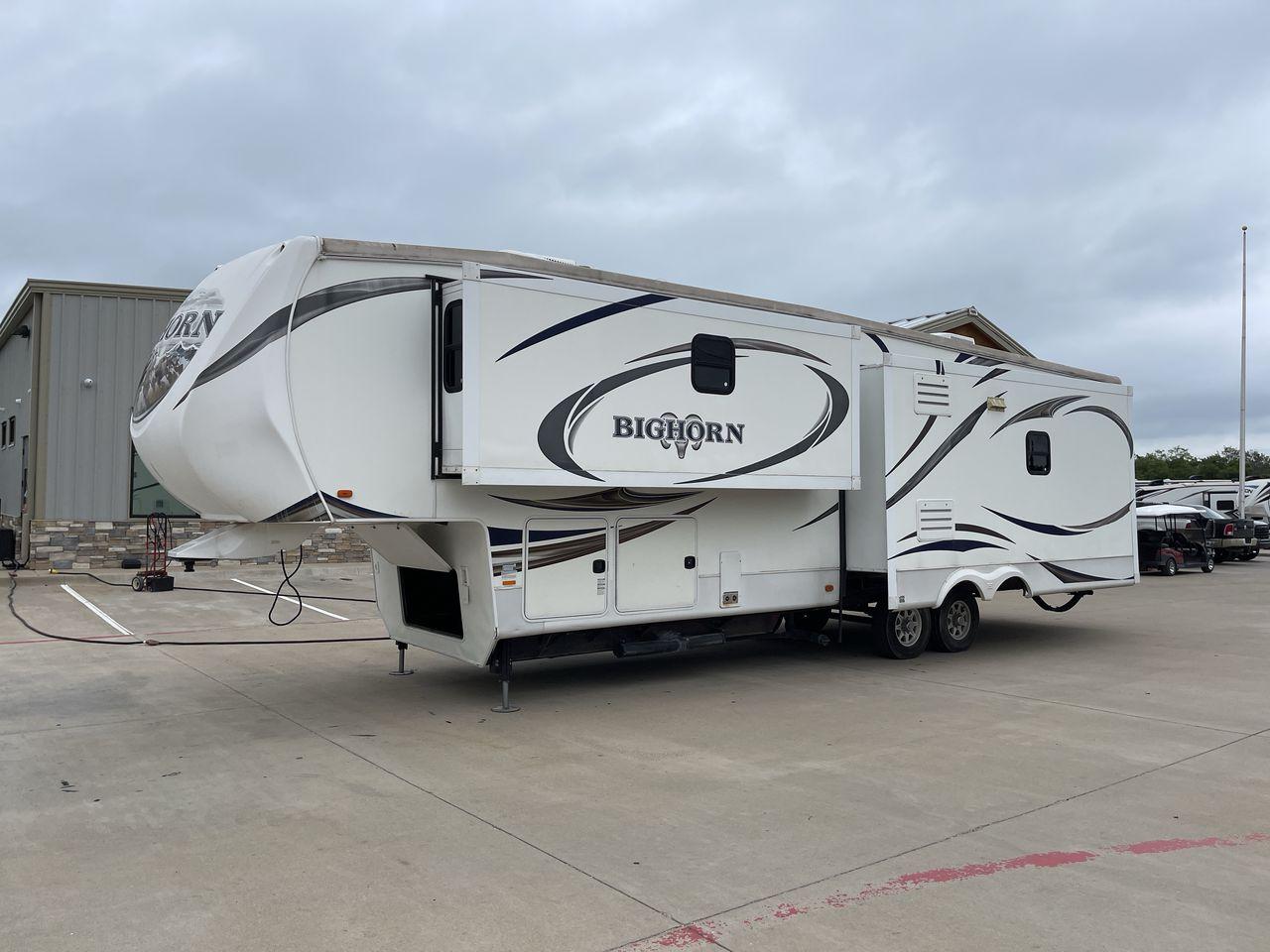 2013 WHITE HEARTLAND BIGHORN 3585RL - (5SFBG3826DE) , Length: 38.25 ft. | Dry Weight: 12,018 lbs. | Gross Weight: 15,500 lbs. | Slides: 3 transmission, located at 4319 N Main St, Cleburne, TX, 76033, (817) 678-5133, 32.385960, -97.391212 - The 2013 Heartland Big Horn 3585RL is a triple-slide fifth wheel measuring 38.25 ft. in length and crafted with aluminum and fiberglass, ensuring durability and longevity. With a dry weight of 12,018 lbs. and a GVWR of 15,500 lbs., this impressive model offers both practicality and versatility. The - Photo #23