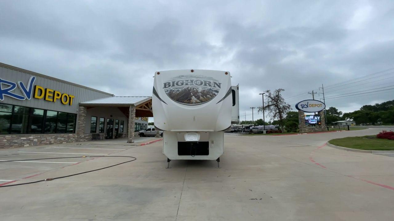 2013 WHITE HEARTLAND BIGHORN 3585RL - (5SFBG3826DE) , Length: 38.25 ft. | Dry Weight: 12,018 lbs. | Gross Weight: 15,500 lbs. | Slides: 3 transmission, located at 4319 N Main St, Cleburne, TX, 76033, (817) 678-5133, 32.385960, -97.391212 - The 2013 Heartland Big Horn 3585RL is a triple-slide fifth wheel measuring 38.25 ft. in length and crafted with aluminum and fiberglass, ensuring durability and longevity. With a dry weight of 12,018 lbs. and a GVWR of 15,500 lbs., this impressive model offers both practicality and versatility. The - Photo #4