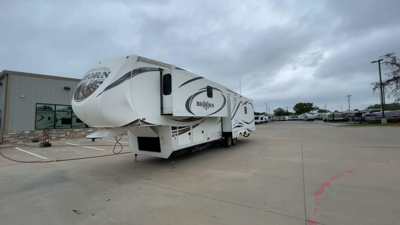 2013 WHITE HEARTLAND BIGHORN 3585RL - (5SFBG3826DE) , Length: 38.25 ft. | Dry Weight: 12,018 lbs. | Gross Weight: 15,500 lbs. | Slides: 3 transmission, located at 4319 N Main St, Cleburne, TX, 76033, (817) 678-5133, 32.385960, -97.391212 - The 2013 Heartland Big Horn 3585RL is a triple-slide fifth wheel measuring 38.25 ft. in length and crafted with aluminum and fiberglass, ensuring durability and longevity. With a dry weight of 12,018 lbs. and a GVWR of 15,500 lbs., this impressive model offers both practicality and versatility. The - Photo #5
