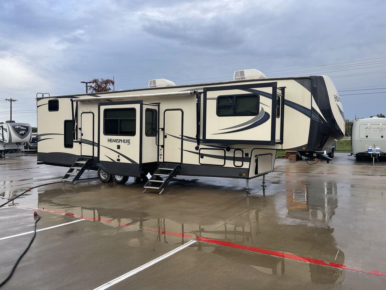 2020 WHITE SALEM HEMISPHERE GLX378FL - (4X4FSBP23LV) , Length: 43.42 ft. | Dry Weight: 11,589 lbs. | Slides: 5 transmission, located at 4319 N Main Street, Cleburne, TX, 76033, (817) 221-0660, 32.435829, -97.384178 - The 2020 Salem Hemisphere GLX378F is a luxurious fifth wheel that stands out with its expansive design and premium features. With an impressive length of 43 feet and five slides, this model ensures a spacious and inviting living space that redefines the concept of comfort on the road. The dual entry - Photo #23