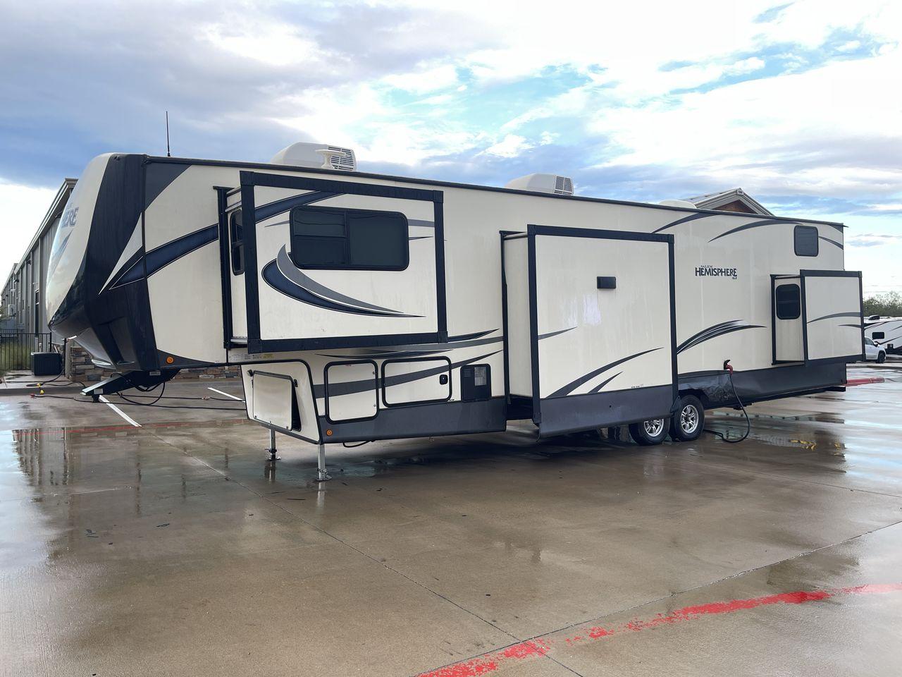 2020 WHITE SALEM HEMISPHERE GLX378FL - (4X4FSBP23LV) , Length: 43.42 ft. | Dry Weight: 11,589 lbs. | Slides: 5 transmission, located at 4319 N Main St, Cleburne, TX, 76033, (817) 678-5133, 32.385960, -97.391212 - The 2020 Salem Hemisphere GLX378F is a luxurious fifth wheel that stands out with its expansive design and premium features. With an impressive length of 43 feet and five slides, this model ensures a spacious and inviting living space that redefines the concept of comfort on the road. The dual entry - Photo #24