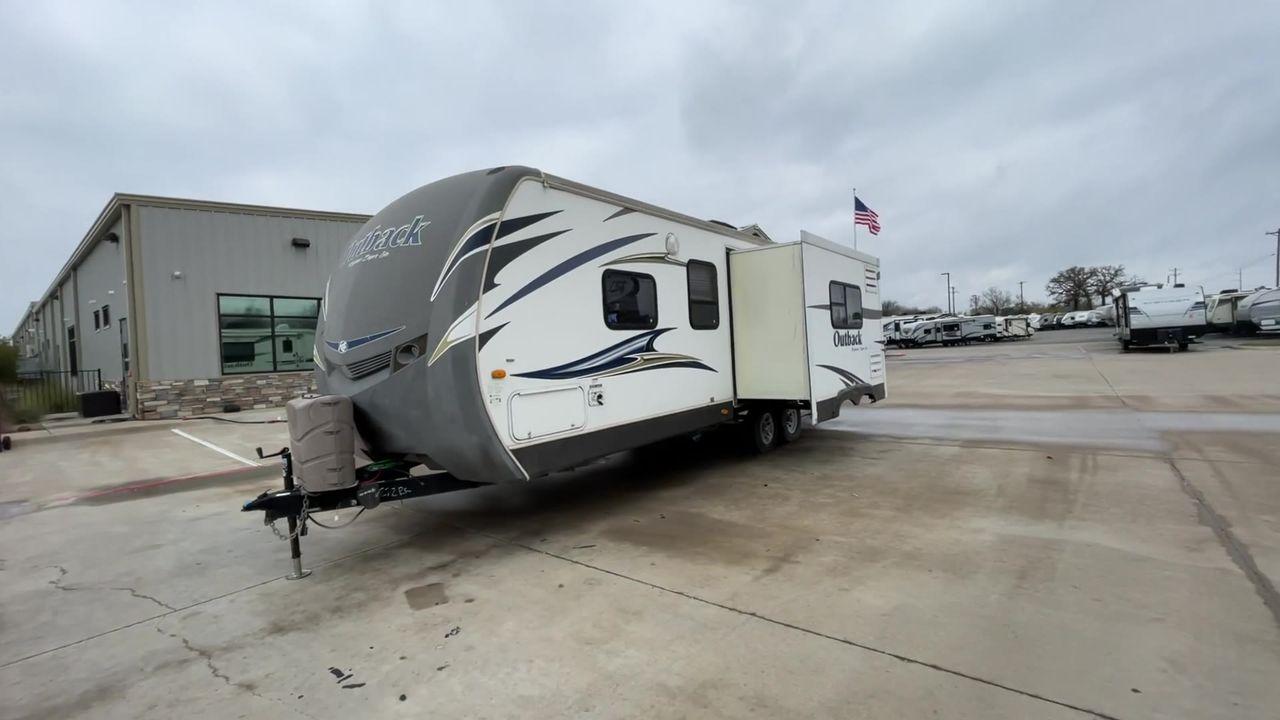 2012 WHITE KEYSTONE OUTBACK 272RK (4YDT27227CB) , Length: 30.33 ft. | Dry Weight: 5,976 lbs. | Gross Weight: 7,800 lbs. | Slides: 1 transmission, located at 4319 N Main St, Cleburne, TX, 76033, (817) 678-5133, 32.385960, -97.391212 - Photo #5