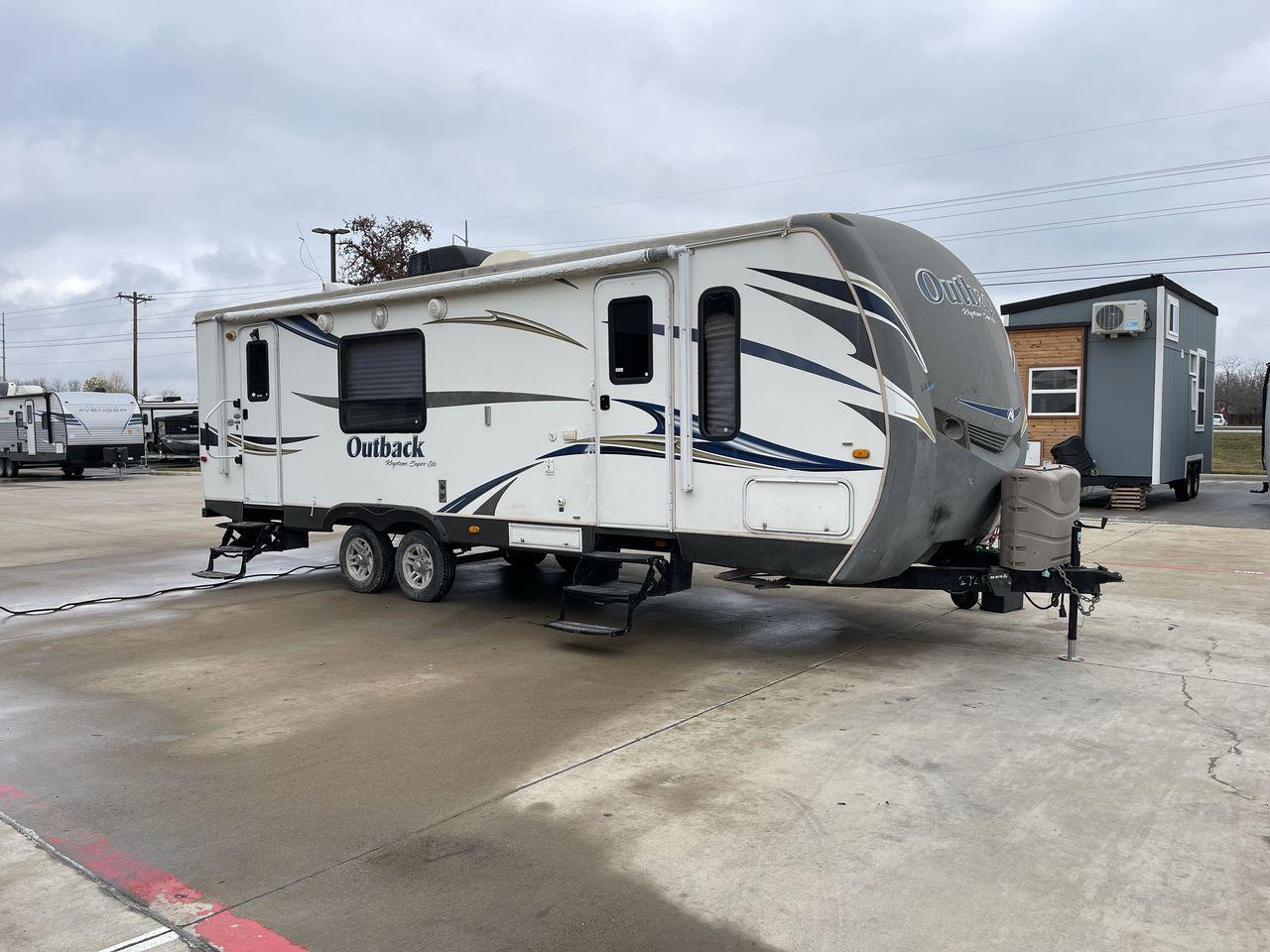2012 WHITE KEYSTONE OUTBACK 272RK (4YDT27227CB) , Length: 30.33 ft. | Dry Weight: 5,976 lbs. | Gross Weight: 7,800 lbs. | Slides: 1 transmission, located at 4319 N Main St, Cleburne, TX, 76033, (817) 678-5133, 32.385960, -97.391212 - Photo #22