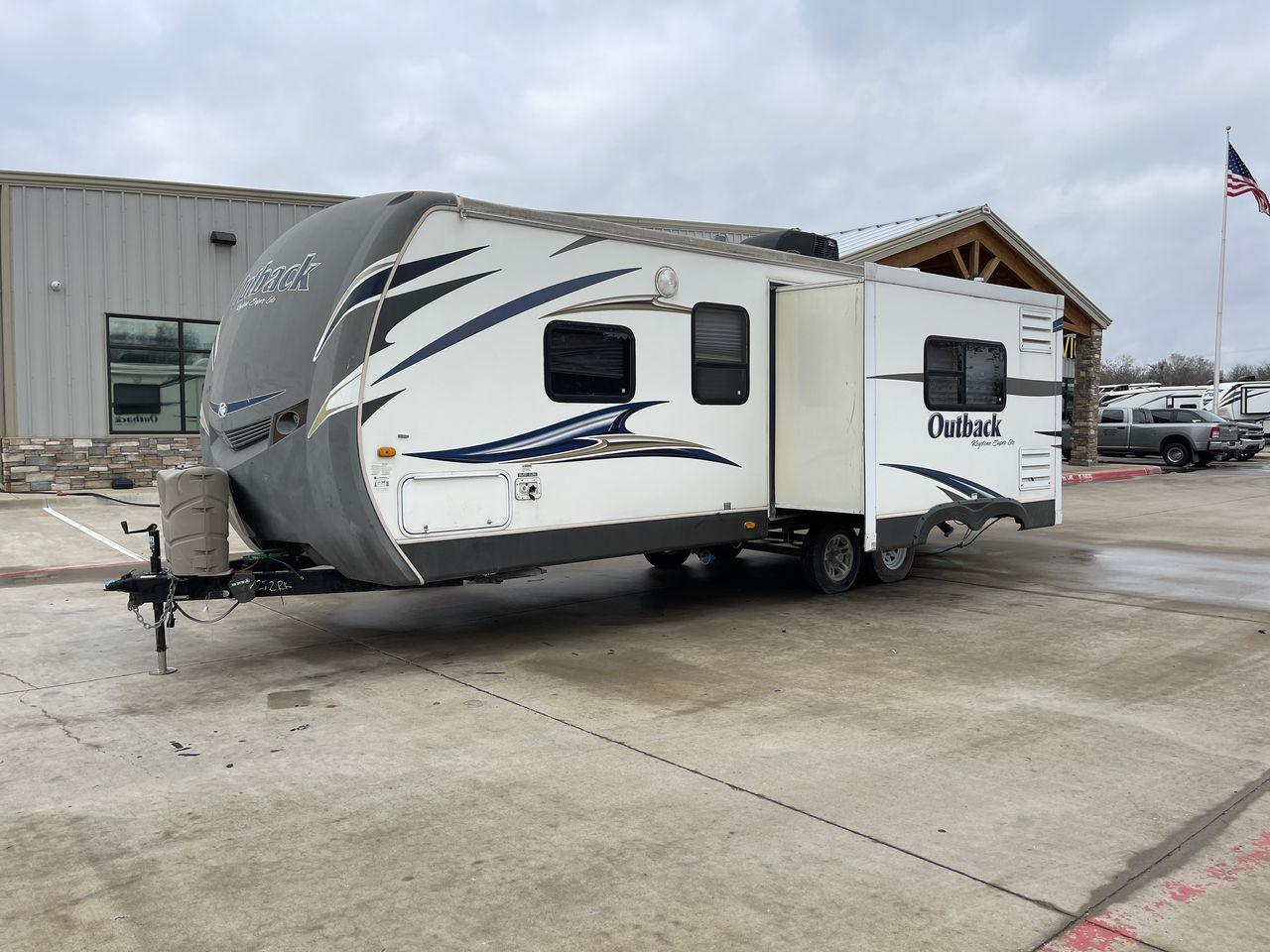 2012 WHITE KEYSTONE OUTBACK 272RK (4YDT27227CB) , Length: 30.33 ft. | Dry Weight: 5,976 lbs. | Gross Weight: 7,800 lbs. | Slides: 1 transmission, located at 4319 N Main St, Cleburne, TX, 76033, (817) 678-5133, 32.385960, -97.391212 - Photo #23