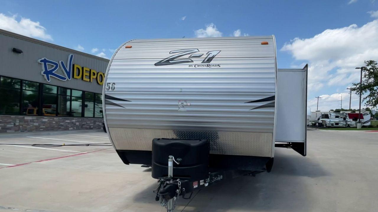 2016 WHITE CROSSROADS Z1 302KB - (4V0TC3027GJ) , Length: 32.75 ft. | Dry Weight: 6,244 lbs. | Gross Weight: 7,796 lbs. | Slides: 1 transmission, located at 4319 N Main St, Cleburne, TX, 76033, (817) 678-5133, 32.385960, -97.391212 - Photo #4