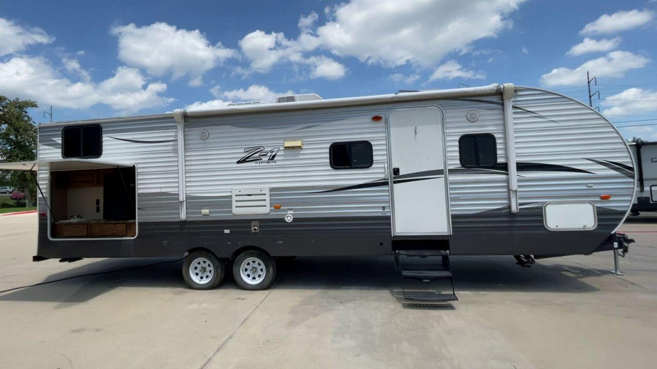 2016 WHITE CROSSROADS Z1 302KB - (4V0TC3027GJ) , Length: 32.75 ft. | Dry Weight: 6,244 lbs. | Gross Weight: 7,796 lbs. | Slides: 1 transmission, located at 4319 N Main St, Cleburne, TX, 76033, (817) 678-5133, 32.385960, -97.391212 - Set out on an easy and convenient adventure with the 2016 Crossroads Z1 302KB travel trailer. Families and travelers looking for a home away from home will love this well-thought-out RV. The dimensions for this unit are 32.75 ft in length by 10.92 ft in height. It has a dry weight of 6,244 lbs with - Photo #6