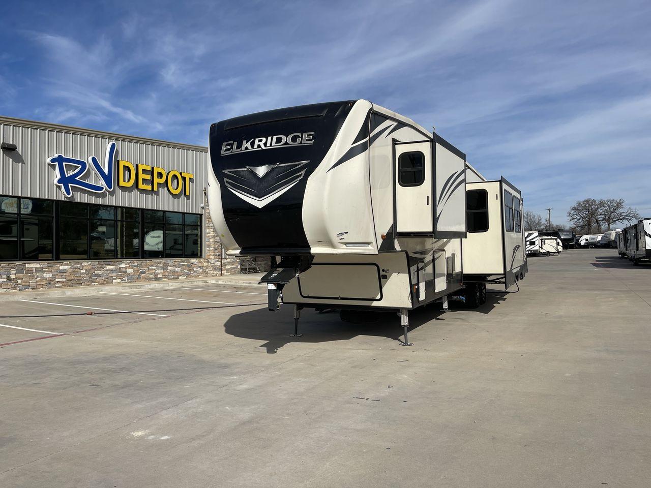 2020 BEIGE HEARTLAND ELKRIDGE 38RSRT (5SFRG4228LE) , Length: 41.75 ft. | Dry Weight: 13,450 lbs. | Gross Weight: 15,500 lbs. | Slides: 5 transmission, located at 4319 N Main St, Cleburne, TX, 76033, (817) 678-5133, 32.385960, -97.391212 - This 2020 Heartland ElkRidge 38RSRT is a dual-axle aluminum wheel setup measuring 41.75 ft. in length and 13.25 ft. in height. It has a dry weight of 13,450 lbs. and a GVWR of 15,500 lbs. It also comes equipped with automatic heating and cooling rated at 35,000 and 15,000 BTUs respectively. This fif - Photo #0