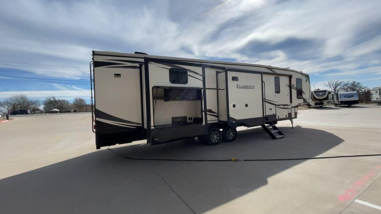 2020 BEIGE HEARTLAND ELKRIDGE 38RSRT (5SFRG4228LE) , Length: 41.75 ft. | Dry Weight: 13,450 lbs. | Gross Weight: 15,500 lbs. | Slides: 5 transmission, located at 4319 N Main St, Cleburne, TX, 76033, (817) 678-5133, 32.385960, -97.391212 - This 2020 Heartland ElkRidge 38RSRT is a dual-axle aluminum wheel setup measuring 41.75 ft. in length and 13.25 ft. in height. It has a dry weight of 13,450 lbs. and a GVWR of 15,500 lbs. It also comes equipped with automatic heating and cooling rated at 35,000 and 15,000 BTUs respectively. This fif - Photo #1