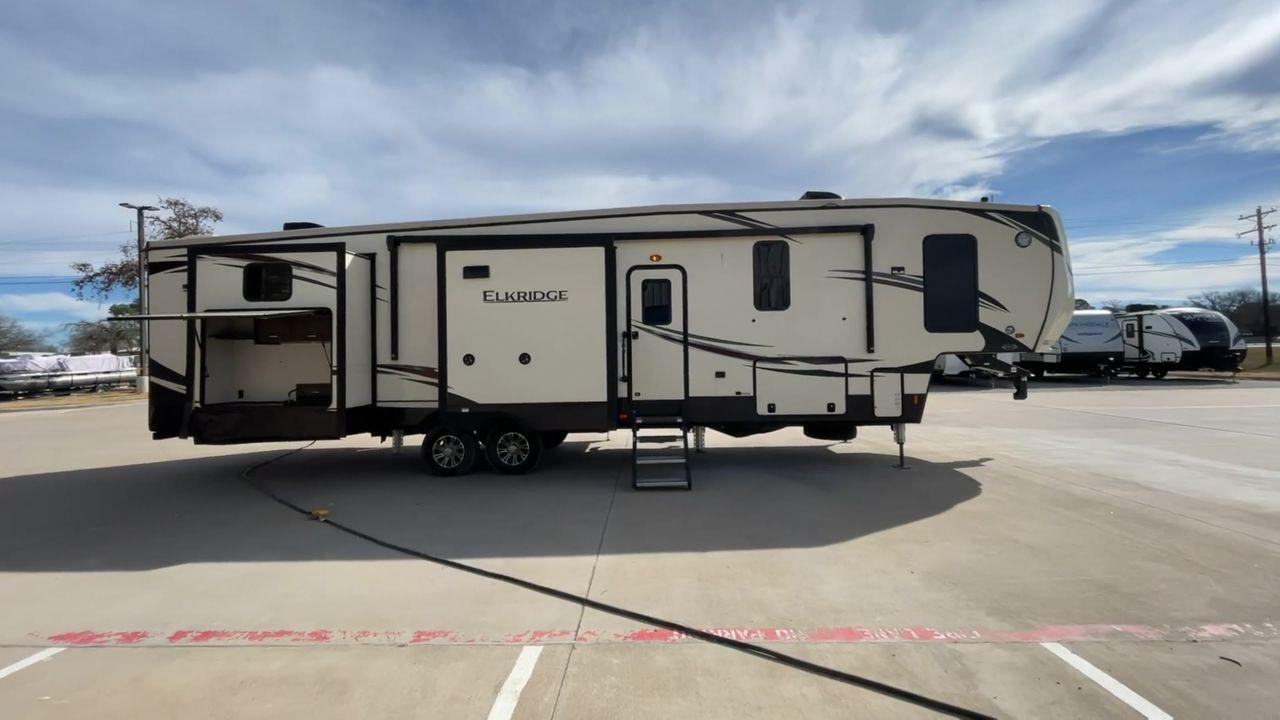 2020 BEIGE HEARTLAND ELKRIDGE 38RSRT (5SFRG4228LE) , Length: 41.75 ft. | Dry Weight: 13,450 lbs. | Gross Weight: 15,500 lbs. | Slides: 5 transmission, located at 4319 N Main St, Cleburne, TX, 76033, (817) 678-5133, 32.385960, -97.391212 - This 2020 Heartland ElkRidge 38RSRT is a dual-axle aluminum wheel setup measuring 41.75 ft. in length and 13.25 ft. in height. It has a dry weight of 13,450 lbs. and a GVWR of 15,500 lbs. It also comes equipped with automatic heating and cooling rated at 35,000 and 15,000 BTUs respectively. This fif - Photo #2