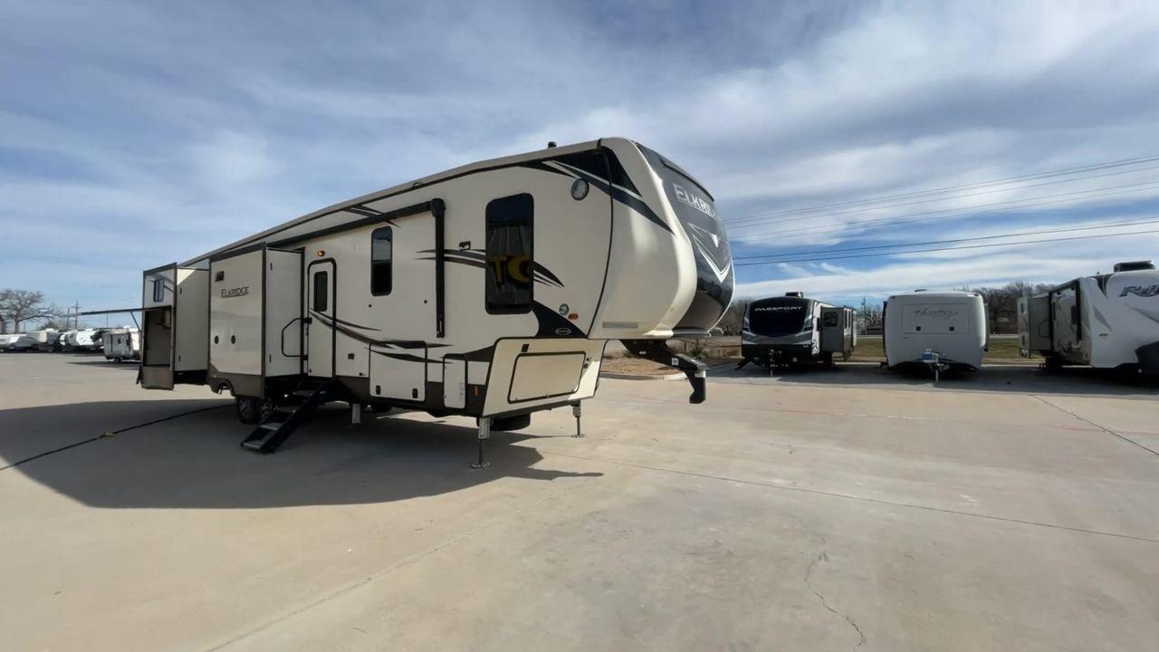 2020 BEIGE HEARTLAND ELKRIDGE 38RSRT (5SFRG4228LE) , Length: 41.75 ft. | Dry Weight: 13,450 lbs. | Gross Weight: 15,500 lbs. | Slides: 5 transmission, located at 4319 N Main St, Cleburne, TX, 76033, (817) 678-5133, 32.385960, -97.391212 - This 2020 Heartland ElkRidge 38RSRT is a dual-axle aluminum wheel setup measuring 41.75 ft. in length and 13.25 ft. in height. It has a dry weight of 13,450 lbs. and a GVWR of 15,500 lbs. It also comes equipped with automatic heating and cooling rated at 35,000 and 15,000 BTUs respectively. This fif - Photo #3