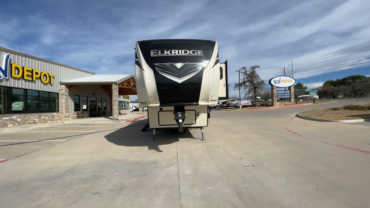 2020 BEIGE HEARTLAND ELKRIDGE 38RSRT (5SFRG4228LE) , Length: 41.75 ft. | Dry Weight: 13,450 lbs. | Gross Weight: 15,500 lbs. | Slides: 5 transmission, located at 4319 N Main St, Cleburne, TX, 76033, (817) 678-5133, 32.385960, -97.391212 - This 2020 Heartland ElkRidge 38RSRT is a dual-axle aluminum wheel setup measuring 41.75 ft. in length and 13.25 ft. in height. It has a dry weight of 13,450 lbs. and a GVWR of 15,500 lbs. It also comes equipped with automatic heating and cooling rated at 35,000 and 15,000 BTUs respectively. This fif - Photo #4
