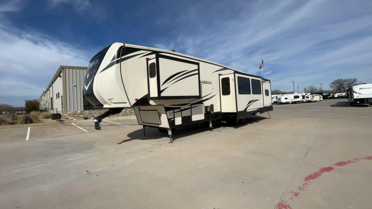 2020 BEIGE HEARTLAND ELKRIDGE 38RSRT (5SFRG4228LE) , Length: 41.75 ft. | Dry Weight: 13,450 lbs. | Gross Weight: 15,500 lbs. | Slides: 5 transmission, located at 4319 N Main St, Cleburne, TX, 76033, (817) 678-5133, 32.385960, -97.391212 - This 2020 Heartland ElkRidge 38RSRT is a dual-axle aluminum wheel setup measuring 41.75 ft. in length and 13.25 ft. in height. It has a dry weight of 13,450 lbs. and a GVWR of 15,500 lbs. It also comes equipped with automatic heating and cooling rated at 35,000 and 15,000 BTUs respectively. This fif - Photo #5