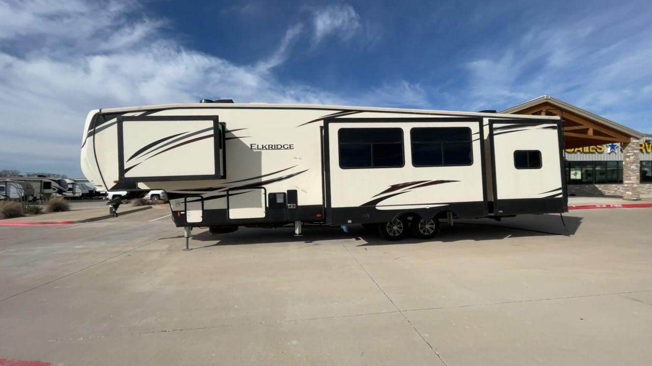 2020 BEIGE HEARTLAND ELKRIDGE 38RSRT (5SFRG4228LE) , Length: 41.75 ft. | Dry Weight: 13,450 lbs. | Gross Weight: 15,500 lbs. | Slides: 5 transmission, located at 4319 N Main St, Cleburne, TX, 76033, (817) 678-5133, 32.385960, -97.391212 - This 2020 Heartland ElkRidge 38RSRT is a dual-axle aluminum wheel setup measuring 41.75 ft. in length and 13.25 ft. in height. It has a dry weight of 13,450 lbs. and a GVWR of 15,500 lbs. It also comes equipped with automatic heating and cooling rated at 35,000 and 15,000 BTUs respectively. This fif - Photo #6