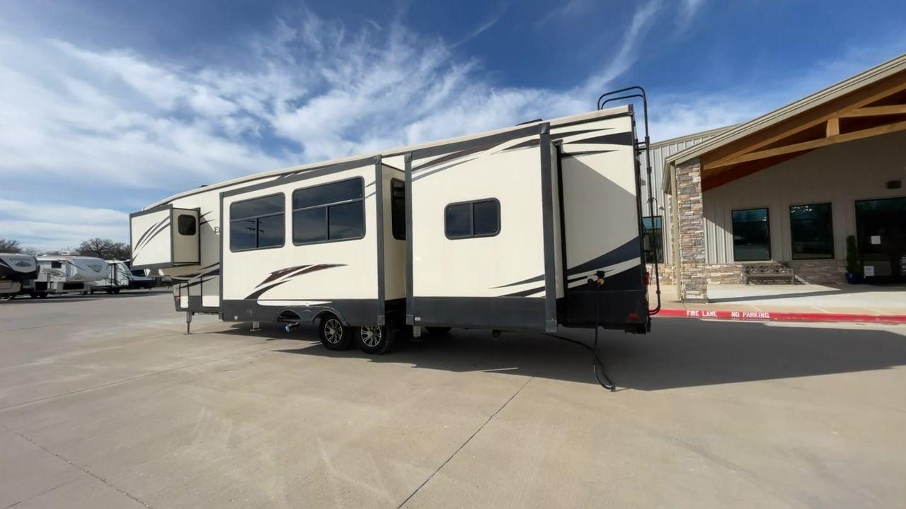 2020 BEIGE HEARTLAND ELKRIDGE 38RSRT (5SFRG4228LE) , Length: 41.75 ft. | Dry Weight: 13,450 lbs. | Gross Weight: 15,500 lbs. | Slides: 5 transmission, located at 4319 N Main St, Cleburne, TX, 76033, (817) 678-5133, 32.385960, -97.391212 - This 2020 Heartland ElkRidge 38RSRT is a dual-axle aluminum wheel setup measuring 41.75 ft. in length and 13.25 ft. in height. It has a dry weight of 13,450 lbs. and a GVWR of 15,500 lbs. It also comes equipped with automatic heating and cooling rated at 35,000 and 15,000 BTUs respectively. This fif - Photo #7