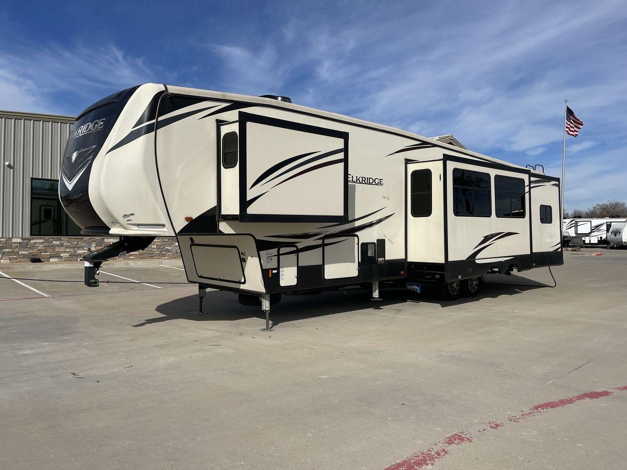 2020 BEIGE HEARTLAND ELKRIDGE 38RSRT (5SFRG4228LE) , Length: 41.75 ft. | Dry Weight: 13,450 lbs. | Gross Weight: 15,500 lbs. | Slides: 5 transmission, located at 4319 N Main St, Cleburne, TX, 76033, (817) 678-5133, 32.385960, -97.391212 - This 2020 Heartland ElkRidge 38RSRT is a dual-axle aluminum wheel setup measuring 41.75 ft. in length and 13.25 ft. in height. It has a dry weight of 13,450 lbs. and a GVWR of 15,500 lbs. It also comes equipped with automatic heating and cooling rated at 35,000 and 15,000 BTUs respectively. This fif - Photo #28