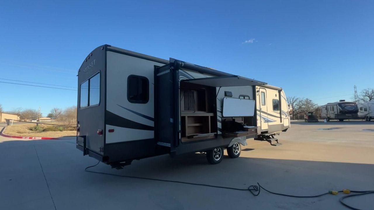 2014 TAN SUNSET TRAIL 32RL (4V0TC3224EG) , Length: 35.92 ft. | Dry Weight: 7,573 lbs. | Gross Weight: 9,798 lbs. | Slides: 3 transmission, located at 4319 N Main St, Cleburne, TX, 76033, (817) 678-5133, 32.385960, -97.391212 - The 2014 Sunset Trail 32RL is a reputable travel trailer known for its roomy and cozy interior. This travel trailer provides a warm sanctuary for vacationers and campers alike. It is ideal for folks who value a blend of contemporary conveniences and a comfortable home-away-from-home feeling. The dim - Photo #1