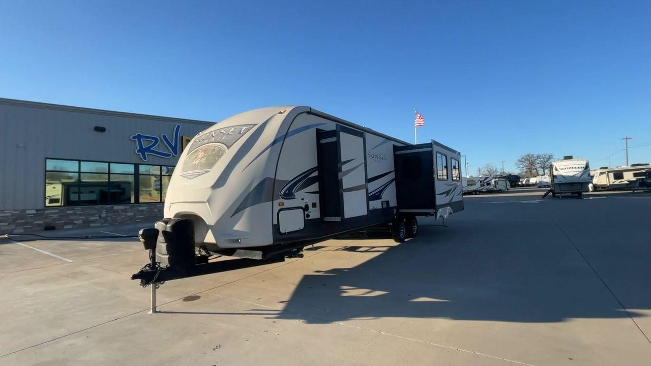 2014 TAN SUNSET TRAIL 32RL (4V0TC3224EG) , Length: 35.92 ft. | Dry Weight: 7,573 lbs. | Gross Weight: 9,798 lbs. | Slides: 3 transmission, located at 4319 N Main Street, Cleburne, TX, 76033, (817) 221-0660, 32.435829, -97.384178 - The 2014 Sunset Trail 32RL is a reputable travel trailer known for its roomy and cozy interior. This travel trailer provides a warm sanctuary for vacationers and campers alike. It is ideal for folks who value a blend of contemporary conveniences and a comfortable home-away-from-home feeling. The dim - Photo #5