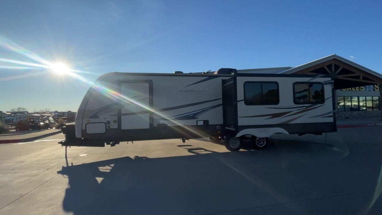 2014 TAN SUNSET TRAIL 32RL (4V0TC3224EG) , Length: 35.92 ft. | Dry Weight: 7,573 lbs. | Gross Weight: 9,798 lbs. | Slides: 3 transmission, located at 4319 N Main St, Cleburne, TX, 76033, (817) 678-5133, 32.385960, -97.391212 - The 2014 Sunset Trail 32RL is a reputable travel trailer known for its roomy and cozy interior. This travel trailer provides a warm sanctuary for vacationers and campers alike. It is ideal for folks who value a blend of contemporary conveniences and a comfortable home-away-from-home feeling. The dim - Photo #6