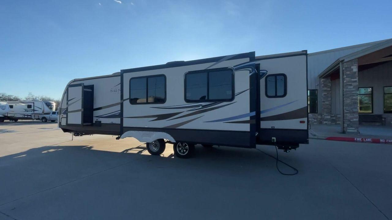 2014 TAN SUNSET TRAIL 32RL (4V0TC3224EG) , Length: 35.92 ft. | Dry Weight: 7,573 lbs. | Gross Weight: 9,798 lbs. | Slides: 3 transmission, located at 4319 N Main Street, Cleburne, TX, 76033, (817) 221-0660, 32.435829, -97.384178 - The 2014 Sunset Trail 32RL is a reputable travel trailer known for its roomy and cozy interior. This travel trailer provides a warm sanctuary for vacationers and campers alike. It is ideal for folks who value a blend of contemporary conveniences and a comfortable home-away-from-home feeling. The dim - Photo #7