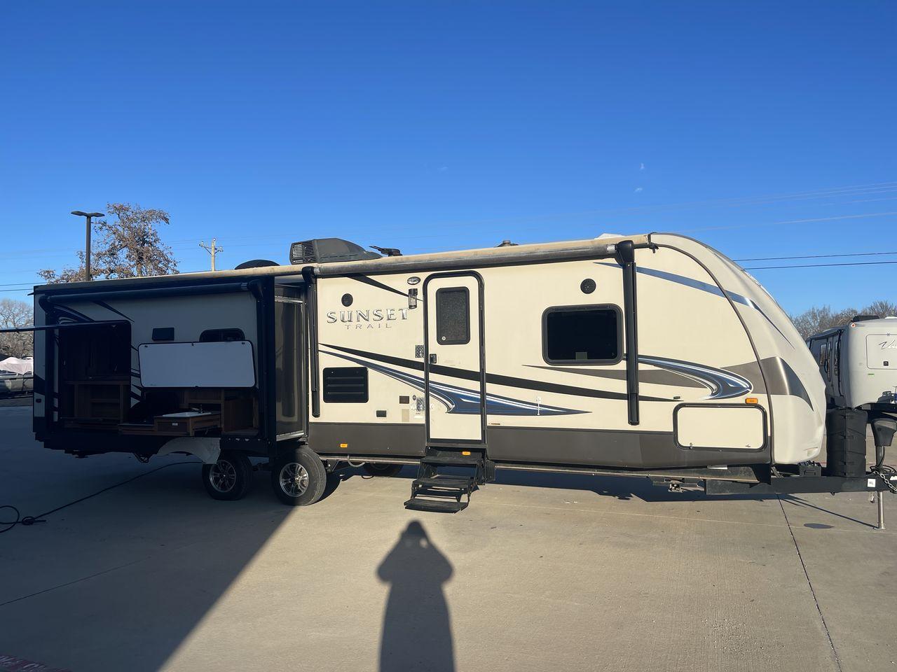 2014 TAN SUNSET TRAIL 32RL (4V0TC3224EG) , Length: 35.92 ft. | Dry Weight: 7,573 lbs. | Gross Weight: 9,798 lbs. | Slides: 3 transmission, located at 4319 N Main St, Cleburne, TX, 76033, (817) 678-5133, 32.385960, -97.391212 - The 2014 Sunset Trail 32RL is a reputable travel trailer known for its roomy and cozy interior. This travel trailer provides a warm sanctuary for vacationers and campers alike. It is ideal for folks who value a blend of contemporary conveniences and a comfortable home-away-from-home feeling. The dim - Photo #24