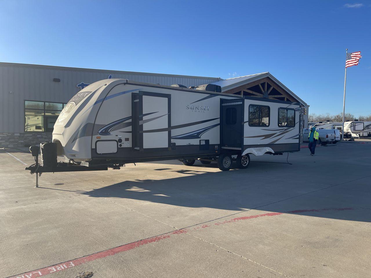 2014 TAN SUNSET TRAIL 32RL (4V0TC3224EG) , Length: 35.92 ft. | Dry Weight: 7,573 lbs. | Gross Weight: 9,798 lbs. | Slides: 3 transmission, located at 4319 N Main Street, Cleburne, TX, 76033, (817) 221-0660, 32.435829, -97.384178 - The 2014 Sunset Trail 32RL is a reputable travel trailer known for its roomy and cozy interior. This travel trailer provides a warm sanctuary for vacationers and campers alike. It is ideal for folks who value a blend of contemporary conveniences and a comfortable home-away-from-home feeling. The dim - Photo #25