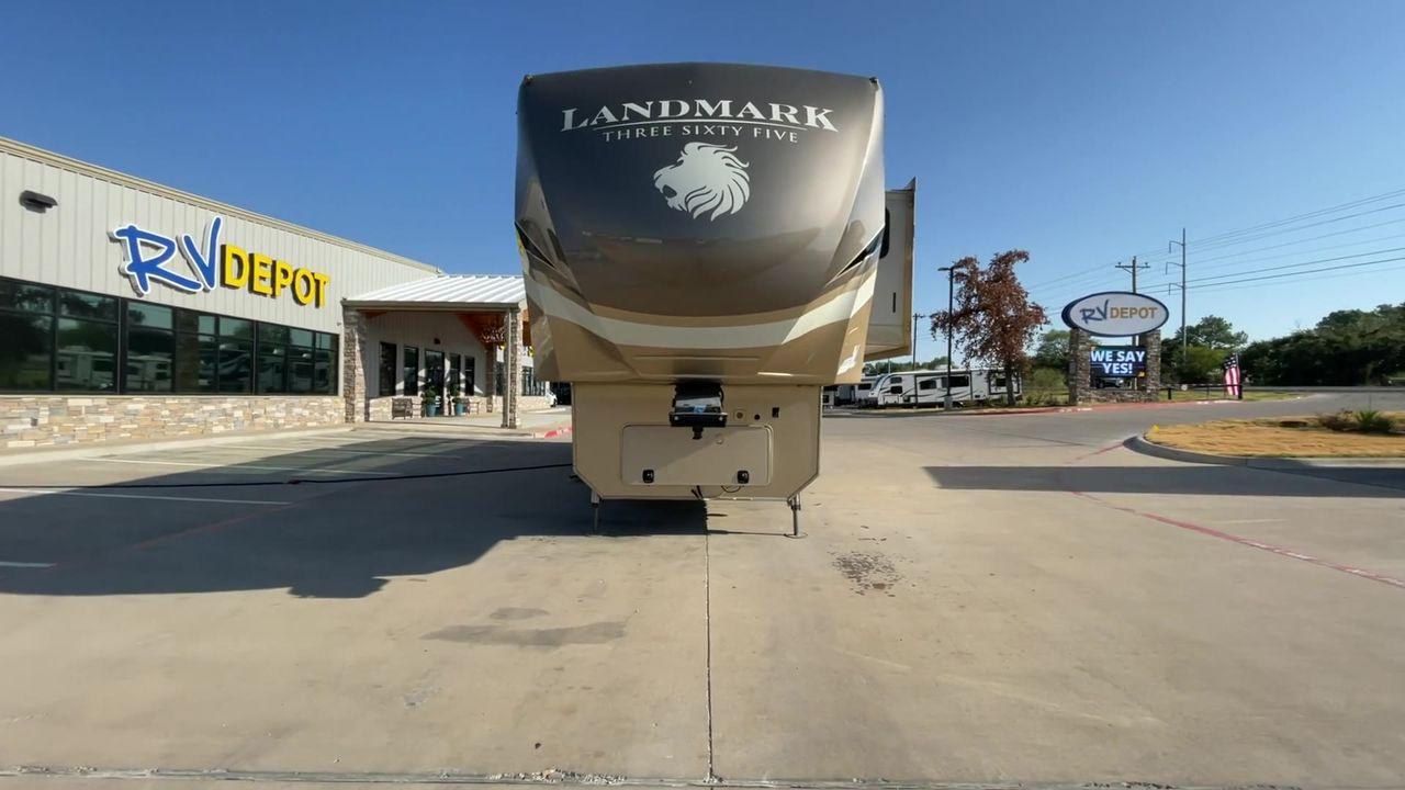 2017 GOLD HEARTLAND LANDMARK CHARLESTON (5SFBG4222HE) , Length: 41.33 ft. | Dry Weight: 15,575 lbs. | Gross Weight: 18,000 lbs. | Slides: 5 transmission, located at 4319 N Main St, Cleburne, TX, 76033, (817) 678-5133, 32.385960, -97.391212 - Photo #4