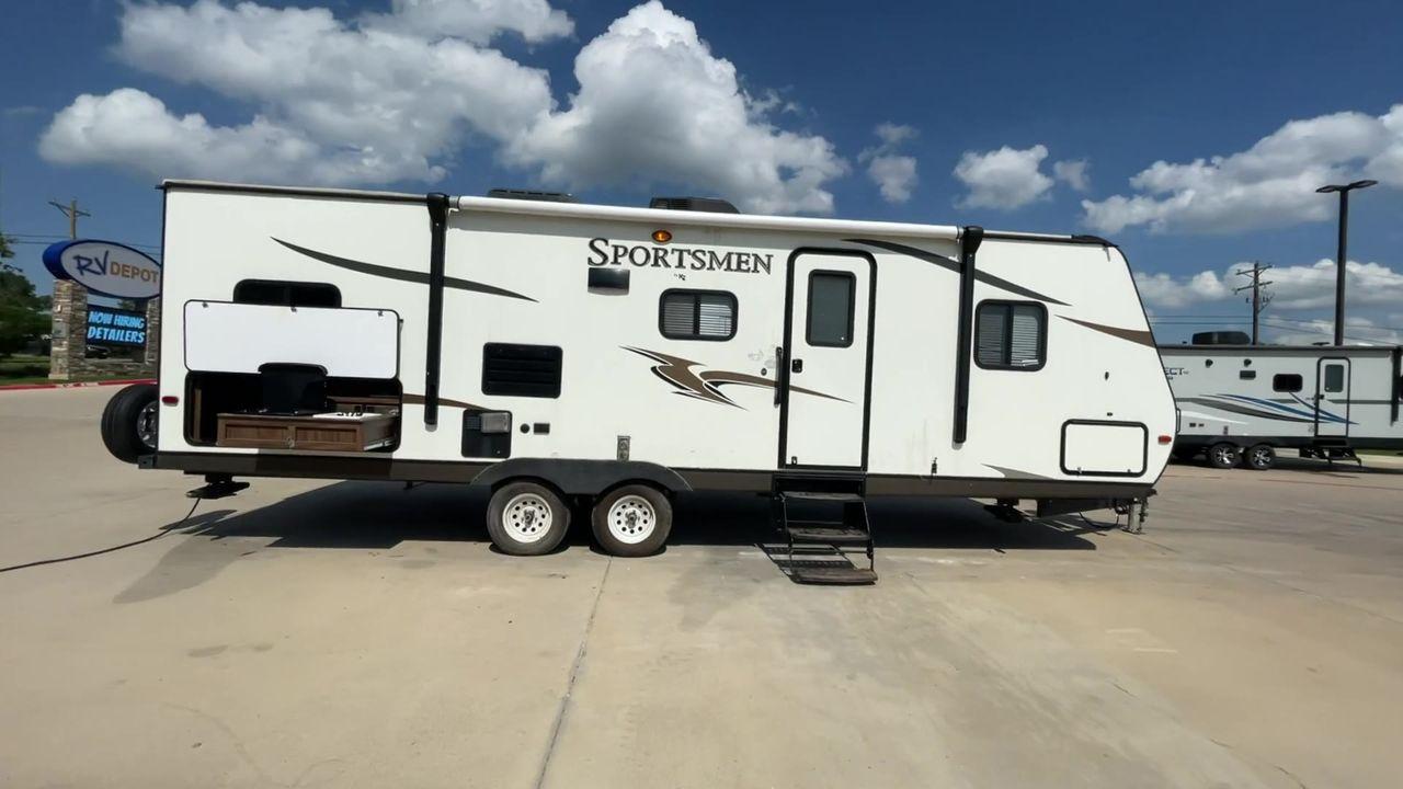 2016 WHITE KZRV SPORTSMEN SHOW STOPP (4EZTU2828G5) , Length: 30.75 ft. | Dry Weight: 5,450 lbs. | Gross Weight: 7,000 lbs. | Slides: 1 transmission, located at 4319 N Main Street, Cleburne, TX, 76033, (817) 221-0660, 32.435829, -97.384178 - With the 2016 K-Z Sportsmen Show Stopper 280 travel trailer, you can start your camping excursions. This expertly built RV provides the ideal balance of luxury, practicality, and style, guaranteeing a fun and unforgettable journey. The dimensions of this unit are 30.75 ft in length, 8 ft in width - Photo #2