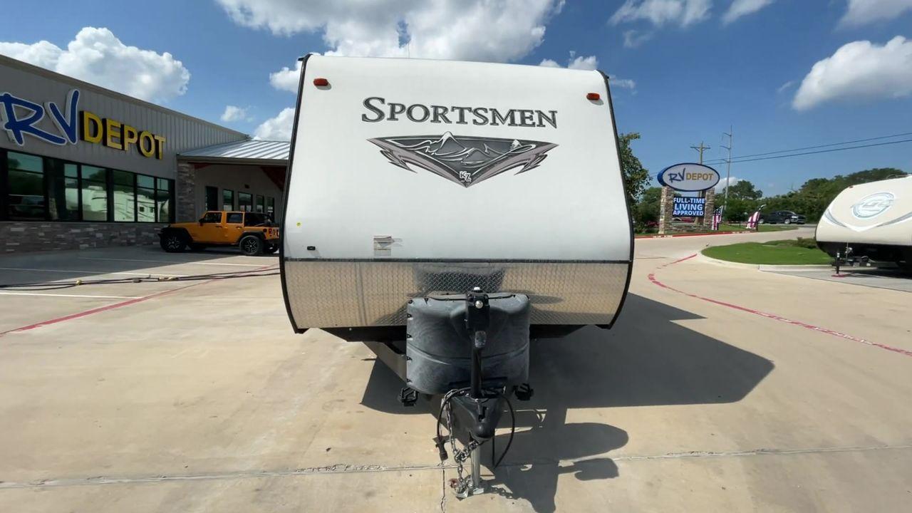 2016 WHITE KZRV SPORTSMEN SHOW STOPP (4EZTU2828G5) , Length: 30.75 ft. | Dry Weight: 5,450 lbs. | Gross Weight: 7,000 lbs. | Slides: 1 transmission, located at 4319 N Main Street, Cleburne, TX, 76033, (817) 221-0660, 32.435829, -97.384178 - With the 2016 K-Z Sportsmen Show Stopper 280 travel trailer, you can start your camping excursions. This expertly built RV provides the ideal balance of luxury, practicality, and style, guaranteeing a fun and unforgettable journey. The dimensions of this unit are 30.75 ft in length, 8 ft in width - Photo #4