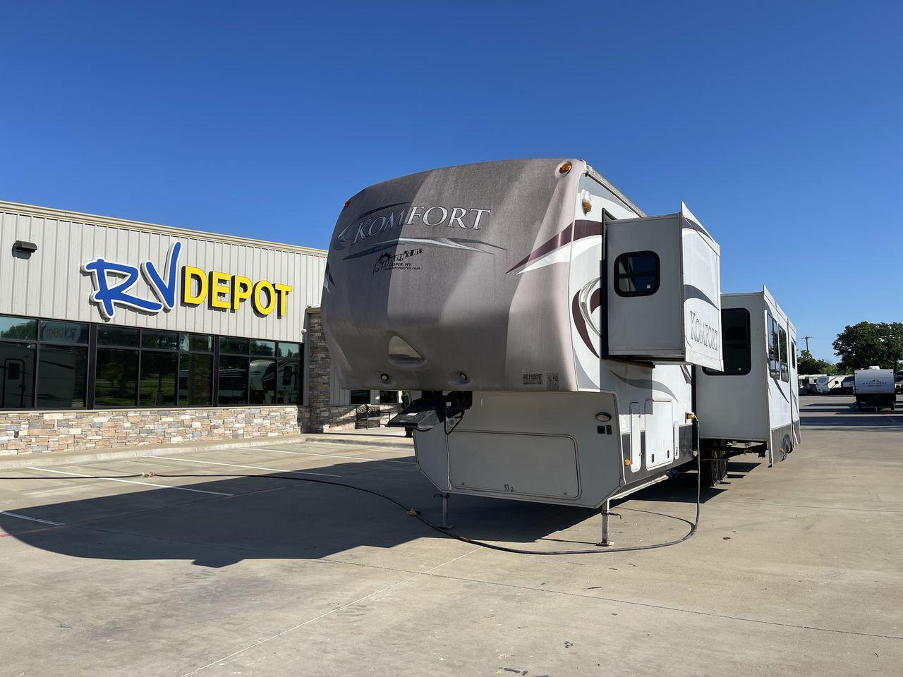 2011 GRAY DUTCHMEN KOMFORT 3530FBH (47CFKMV28BP) , Length: 40 ft | Dry Weight: 11,640 lbs | Slides: 3 transmission, located at 4319 N Main Street, Cleburne, TX, 76033, (817) 221-0660, 32.435829, -97.384178 - This 2011 Dutchmen Komfort Fifth Wheel is 40 feet long, over 12 feet tall, and weighs 11,640 lbs. It is a dual axel and has a hitch weight of 2,526 lbs. This model has 3 slides and 1 awning. The outside appearance of this unit is a white base color with deep brown decals and hints of red. It also ha - Photo #0