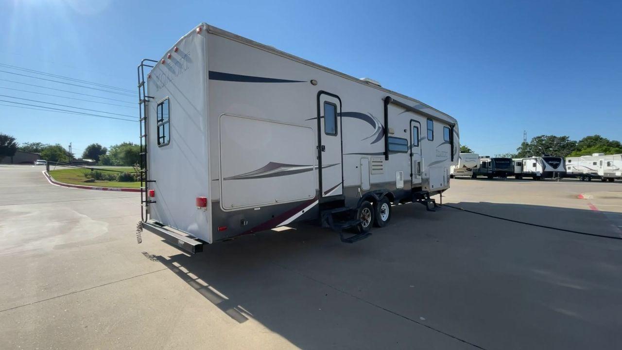 2011 GRAY DUTCHMEN KOMFORT 3530FBH (47CFKMV28BP) , Length: 40 ft | Dry Weight: 11,640 lbs | Slides: 3 transmission, located at 4319 N Main Street, Cleburne, TX, 76033, (817) 221-0660, 32.435829, -97.384178 - This 2011 Dutchmen Komfort Fifth Wheel is 40 feet long, over 12 feet tall, and weighs 11,640 lbs. It is a dual axel and has a hitch weight of 2,526 lbs. This model has 3 slides and 1 awning. The outside appearance of this unit is a white base color with deep brown decals and hints of red. It also ha - Photo #1