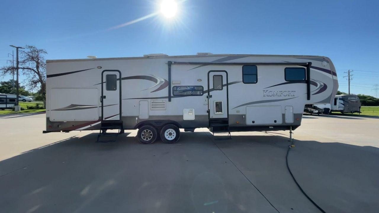 2011 GRAY DUTCHMEN KOMFORT 3530FBH (47CFKMV28BP) , Length: 40 ft | Dry Weight: 11,640 lbs | Slides: 3 transmission, located at 4319 N Main Street, Cleburne, TX, 76033, (817) 221-0660, 32.435829, -97.384178 - This 2011 Dutchmen Komfort Fifth Wheel is 40 feet long, over 12 feet tall, and weighs 11,640 lbs. It is a dual axel and has a hitch weight of 2,526 lbs. This model has 3 slides and 1 awning. The outside appearance of this unit is a white base color with deep brown decals and hints of red. It also ha - Photo #2