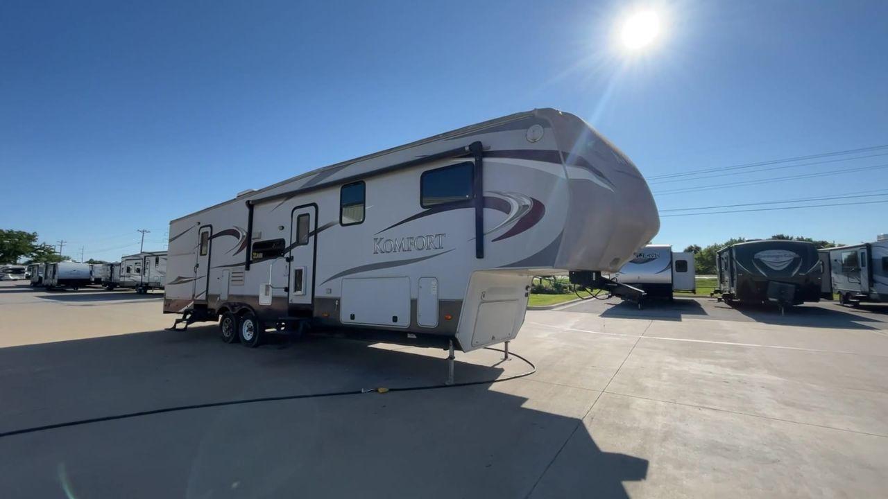 2011 GRAY DUTCHMEN KOMFORT 3530FBH (47CFKMV28BP) , Length: 40 ft | Dry Weight: 11,640 lbs | Slides: 3 transmission, located at 4319 N Main Street, Cleburne, TX, 76033, (817) 221-0660, 32.435829, -97.384178 - This 2011 Dutchmen Komfort Fifth Wheel is 40 feet long, over 12 feet tall, and weighs 11,640 lbs. It is a dual axel and has a hitch weight of 2,526 lbs. This model has 3 slides and 1 awning. The outside appearance of this unit is a white base color with deep brown decals and hints of red. It also ha - Photo #3