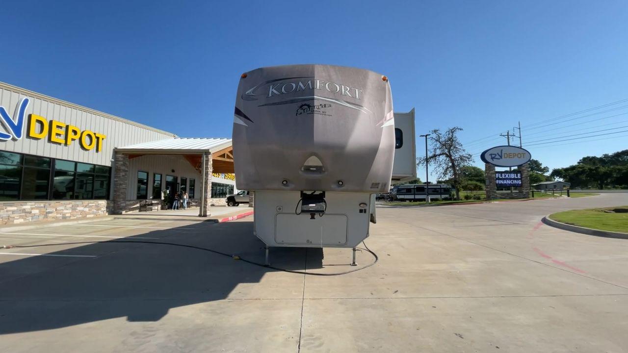 2011 GRAY DUTCHMEN KOMFORT 3530FBH (47CFKMV28BP) , Length: 40 ft | Dry Weight: 11,640 lbs | Slides: 3 transmission, located at 4319 N Main Street, Cleburne, TX, 76033, (817) 221-0660, 32.435829, -97.384178 - This 2011 Dutchmen Komfort Fifth Wheel is 40 feet long, over 12 feet tall, and weighs 11,640 lbs. It is a dual axel and has a hitch weight of 2,526 lbs. This model has 3 slides and 1 awning. The outside appearance of this unit is a white base color with deep brown decals and hints of red. It also ha - Photo #4