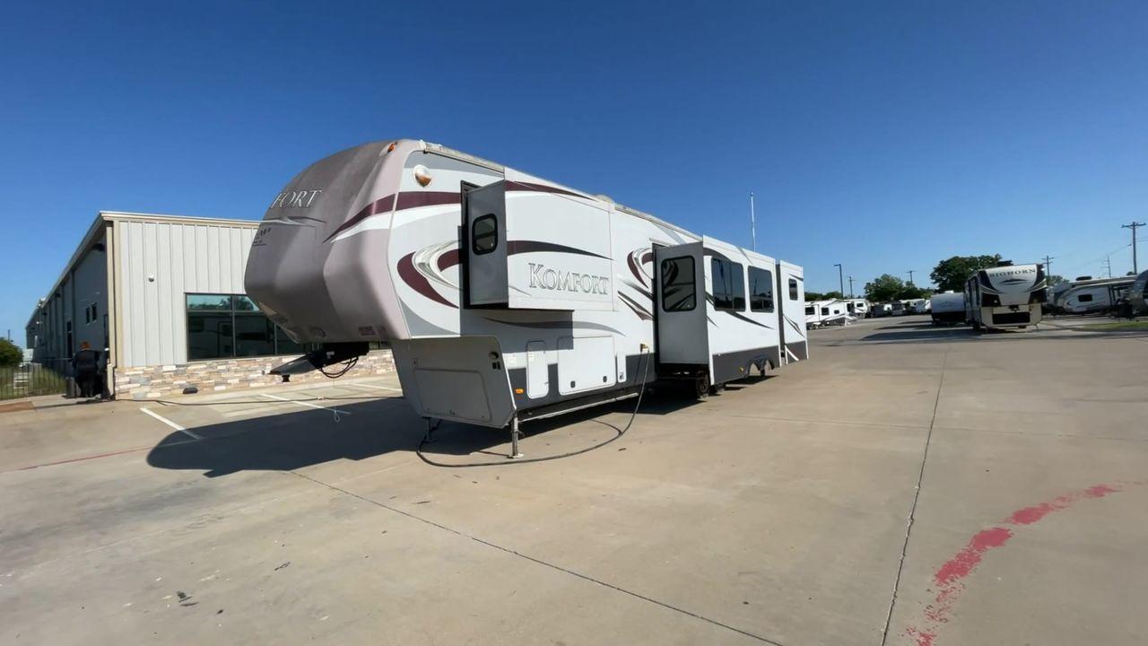 2011 GRAY DUTCHMEN KOMFORT 3530FBH (47CFKMV28BP) , Length: 40 ft | Dry Weight: 11,640 lbs | Slides: 3 transmission, located at 4319 N Main Street, Cleburne, TX, 76033, (817) 221-0660, 32.435829, -97.384178 - This 2011 Dutchmen Komfort Fifth Wheel is 40 feet long, over 12 feet tall, and weighs 11,640 lbs. It is a dual axel and has a hitch weight of 2,526 lbs. This model has 3 slides and 1 awning. The outside appearance of this unit is a white base color with deep brown decals and hints of red. It also ha - Photo #5