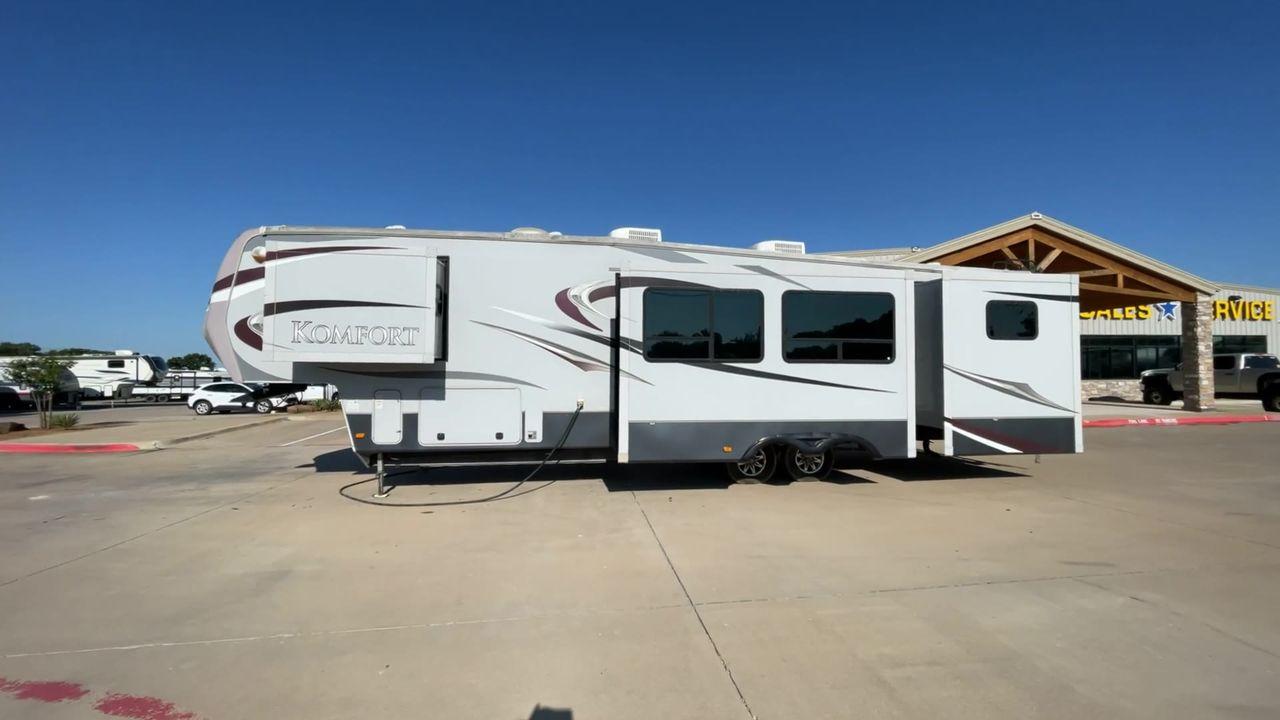 2011 GRAY DUTCHMEN KOMFORT 3530FBH (47CFKMV28BP) , Length: 40 ft | Dry Weight: 11,640 lbs | Slides: 3 transmission, located at 4319 N Main Street, Cleburne, TX, 76033, (817) 221-0660, 32.435829, -97.384178 - This 2011 Dutchmen Komfort Fifth Wheel is 40 feet long, over 12 feet tall, and weighs 11,640 lbs. It is a dual axel and has a hitch weight of 2,526 lbs. This model has 3 slides and 1 awning. The outside appearance of this unit is a white base color with deep brown decals and hints of red. It also ha - Photo #6