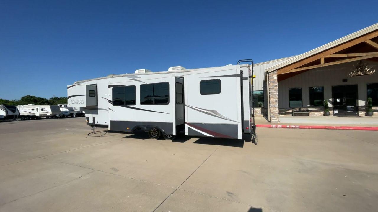 2011 GRAY DUTCHMEN KOMFORT 3530FBH (47CFKMV28BP) , Length: 40 ft | Dry Weight: 11,640 lbs | Slides: 3 transmission, located at 4319 N Main Street, Cleburne, TX, 76033, (817) 221-0660, 32.435829, -97.384178 - This 2011 Dutchmen Komfort Fifth Wheel is 40 feet long, over 12 feet tall, and weighs 11,640 lbs. It is a dual axel and has a hitch weight of 2,526 lbs. This model has 3 slides and 1 awning. The outside appearance of this unit is a white base color with deep brown decals and hints of red. It also ha - Photo #7