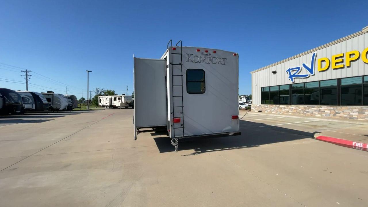 2011 GRAY DUTCHMEN KOMFORT 3530FBH (47CFKMV28BP) , Length: 40 ft | Dry Weight: 11,640 lbs | Slides: 3 transmission, located at 4319 N Main Street, Cleburne, TX, 76033, (817) 221-0660, 32.435829, -97.384178 - This 2011 Dutchmen Komfort Fifth Wheel is 40 feet long, over 12 feet tall, and weighs 11,640 lbs. It is a dual axel and has a hitch weight of 2,526 lbs. This model has 3 slides and 1 awning. The outside appearance of this unit is a white base color with deep brown decals and hints of red. It also ha - Photo #8