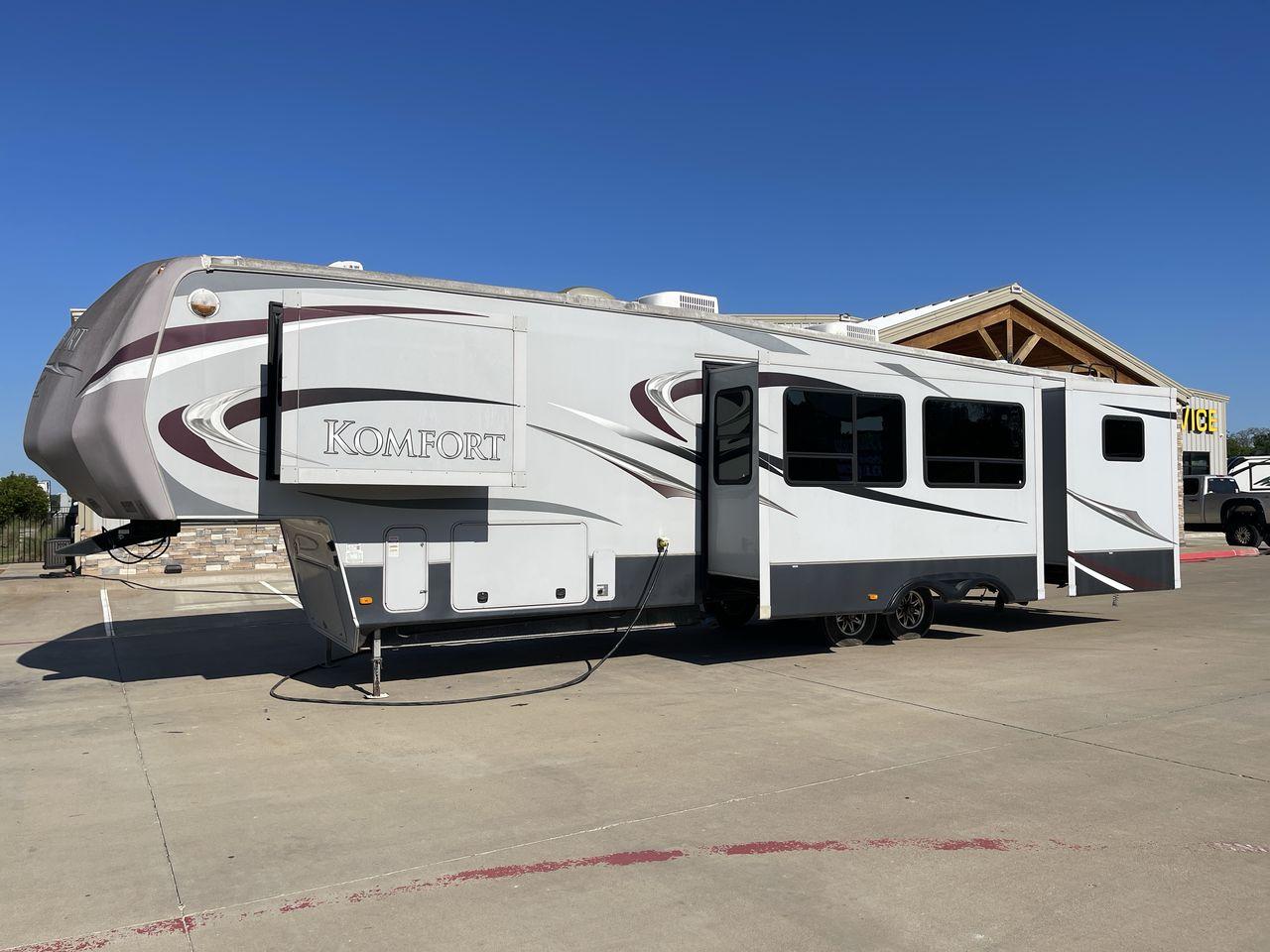2011 GRAY DUTCHMEN KOMFORT 3530FBH (47CFKMV28BP) , Length: 40 ft | Dry Weight: 11,640 lbs | Slides: 3 transmission, located at 4319 N Main Street, Cleburne, TX, 76033, (817) 221-0660, 32.435829, -97.384178 - This 2011 Dutchmen Komfort Fifth Wheel is 40 feet long, over 12 feet tall, and weighs 11,640 lbs. It is a dual axel and has a hitch weight of 2,526 lbs. This model has 3 slides and 1 awning. The outside appearance of this unit is a white base color with deep brown decals and hints of red. It also ha - Photo #23