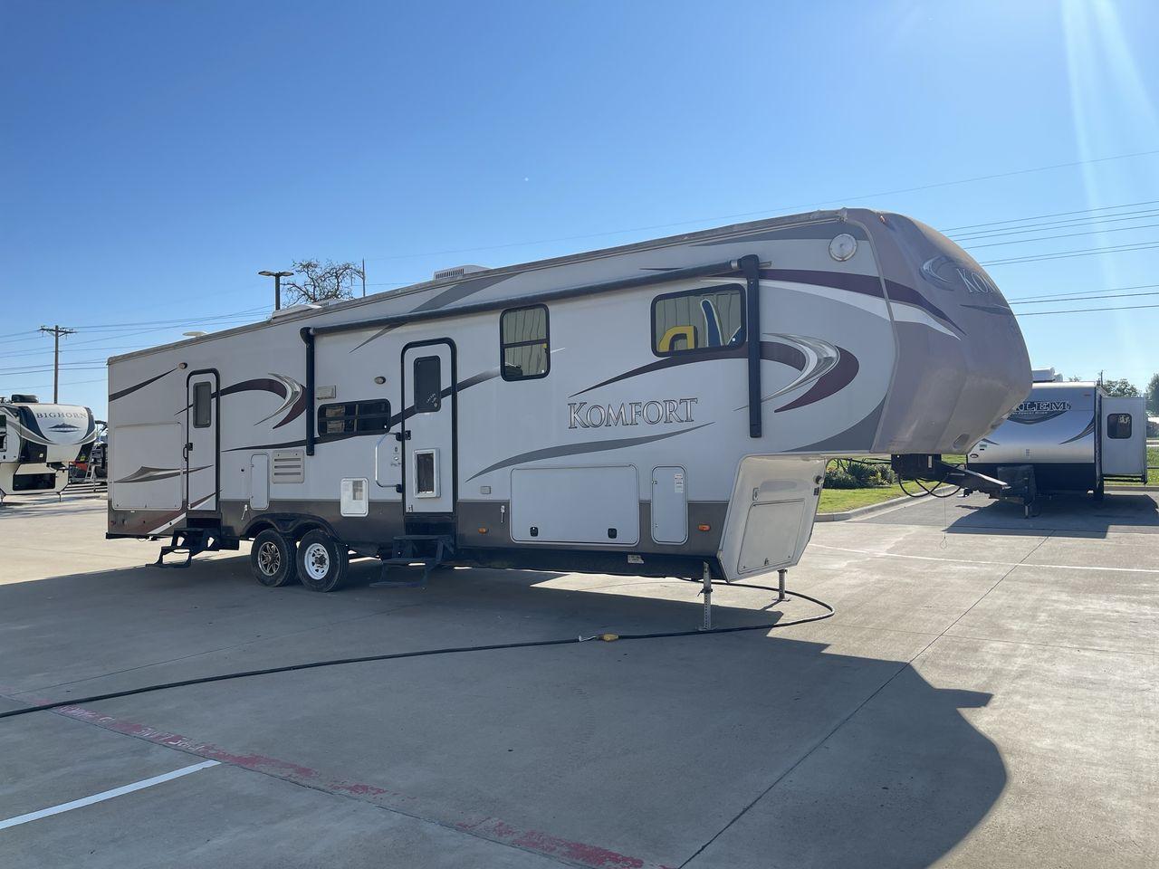 2011 GRAY DUTCHMEN KOMFORT 3530FBH (47CFKMV28BP) , Length: 40 ft | Dry Weight: 11,640 lbs | Slides: 3 transmission, located at 4319 N Main Street, Cleburne, TX, 76033, (817) 221-0660, 32.435829, -97.384178 - This 2011 Dutchmen Komfort Fifth Wheel is 40 feet long, over 12 feet tall, and weighs 11,640 lbs. It is a dual axel and has a hitch weight of 2,526 lbs. This model has 3 slides and 1 awning. The outside appearance of this unit is a white base color with deep brown decals and hints of red. It also ha - Photo #24