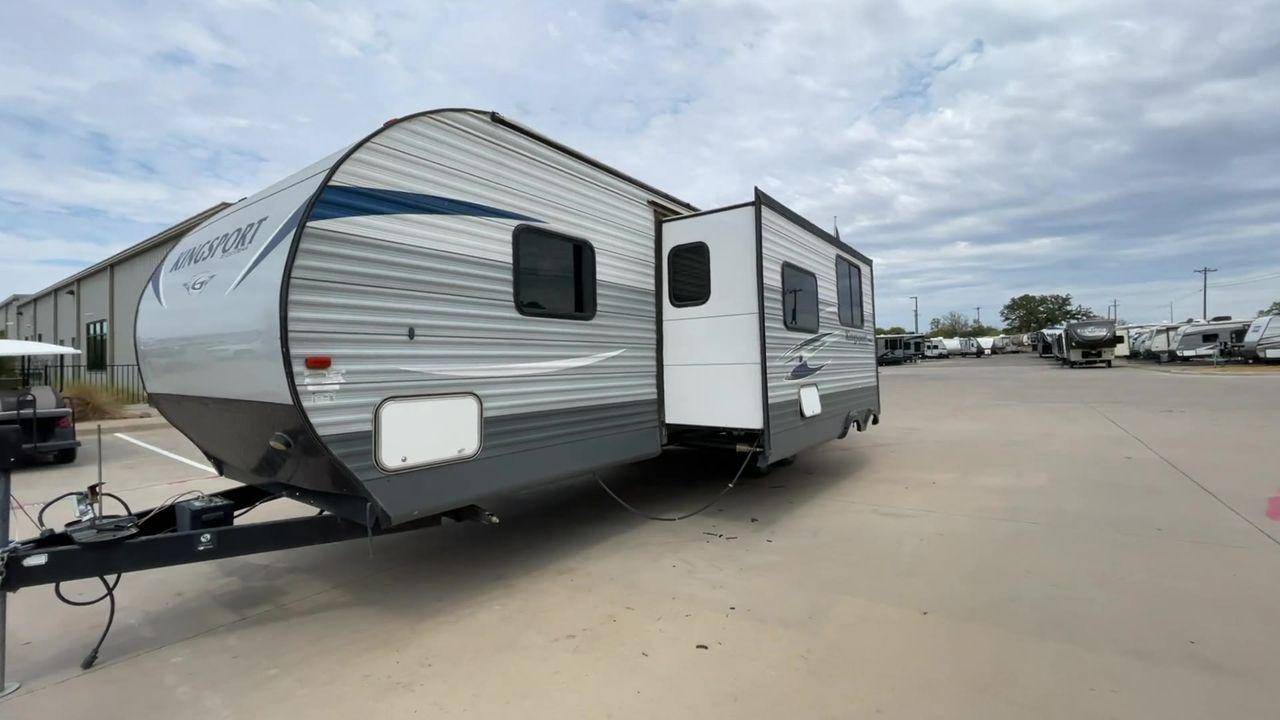 2018 GRAY KINGSPORT 301TB (1NL1GTS2XJ1) , Length: 33.58 ft. | Dry Weight: 6,845 lbs. | Slides: 1 transmission, located at 4319 N Main St, Cleburne, TX, 76033, (817) 678-5133, 32.385960, -97.391212 - The 2018 Kingsport 301TB travel trailer will help you prepare for your next vacation. This well-thought-out, kid-friendly RV is your ticket to enjoyable and unique camping trips. The dimensions of this unit are 34.08 ft in length, 8 ft in width, and 10.75 ft in height. It has a dry weight of 6,845 l - Photo #5
