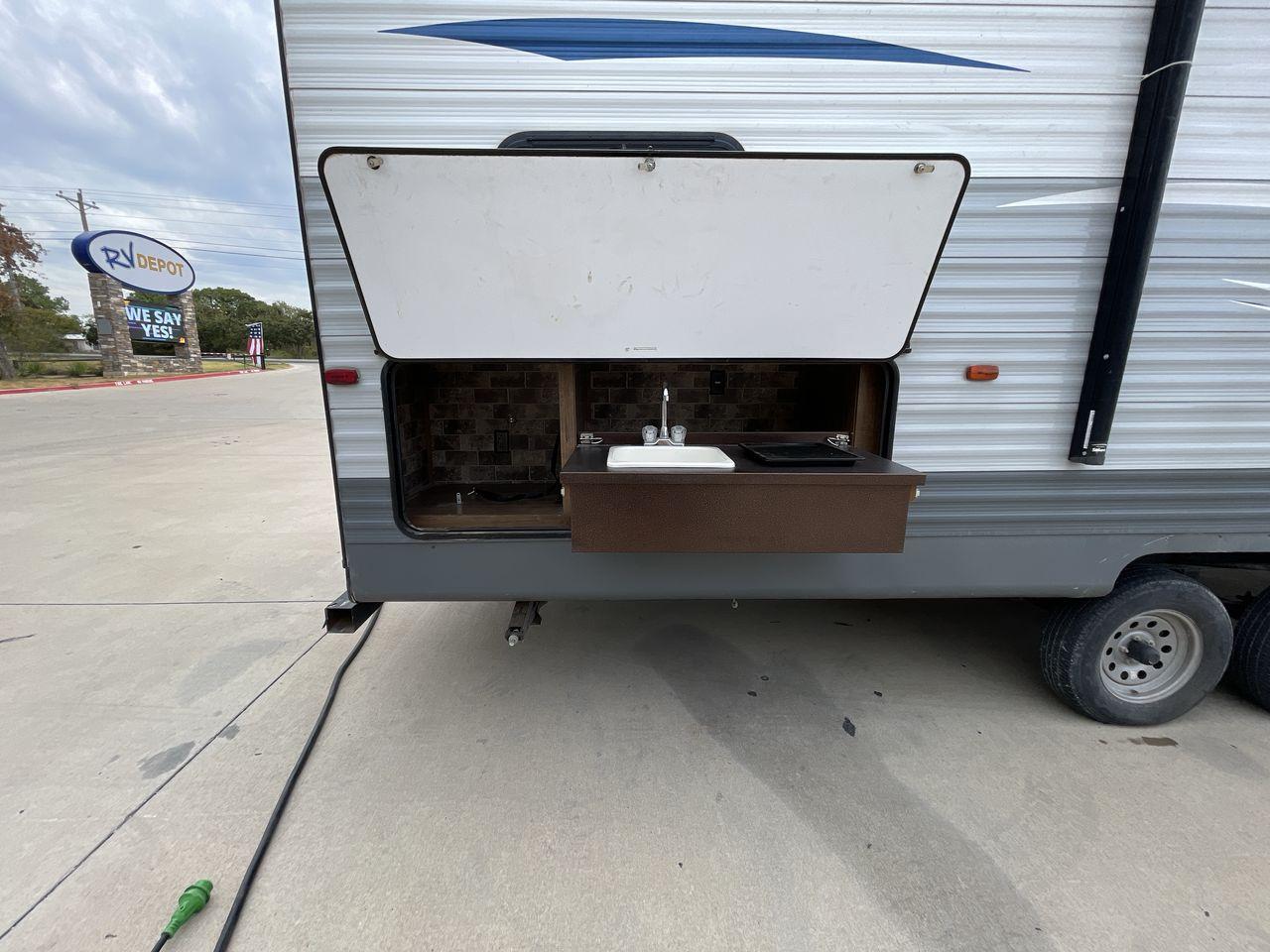 2018 GRAY KINGSPORT 301TB (1NL1GTS2XJ1) , Length: 33.58 ft. | Dry Weight: 6,845 lbs. | Slides: 1 transmission, located at 4319 N Main St, Cleburne, TX, 76033, (817) 678-5133, 32.385960, -97.391212 - The 2018 Kingsport 301TB travel trailer will help you prepare for your next vacation. This well-thought-out, kid-friendly RV is your ticket to enjoyable and unique camping trips. The dimensions of this unit are 34.08 ft in length, 8 ft in width, and 10.75 ft in height. It has a dry weight of 6,845 l - Photo #20