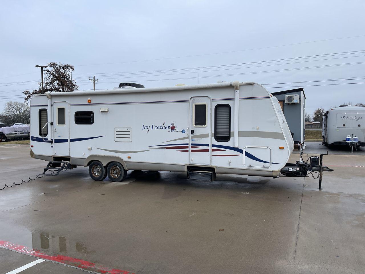 2008 WHITE JAY FEATHER 29D (1UJBJ02P381) , Length: 31.1 ft. | Dry Weight: 5,810 lbs. | Gross Weight: 7,350 lbs. | Slides: 1 transmission, located at 4319 N Main St, Cleburne, TX, 76033, (817) 678-5133, 32.385960, -97.391212 - Explore more reasons that emphasize the benefits of having this RV as your own. (1) It is lightweight and durable, thanks to its Aluminum Frame and Fiberglass body panels that are resistant to rust and corrosion. (2) It offers a smooth, attractive finish and additional weather resistance with it - Photo #24