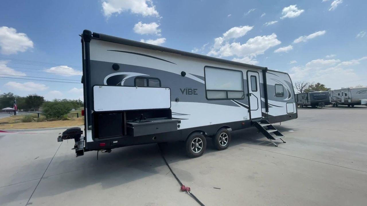2018 TAN VIBE 268RKS (4X4TVBC26J4) , Length: 34.5 ft. | Dry Weight: 6,540 lbs. | Slides: 1 transmission, located at 4319 N Main Street, Cleburne, TX, 76033, (817) 221-0660, 32.435829, -97.384178 - With the 2018 Vibe 268RKS Travel Trailer, you can experience both adventure and relaxation. This RV provides an ideal combination of ample space and easy maneuverability, making it a great choice for your travels. With the addition of one slide, this RV optimizes living space without compromising it - Photo #1