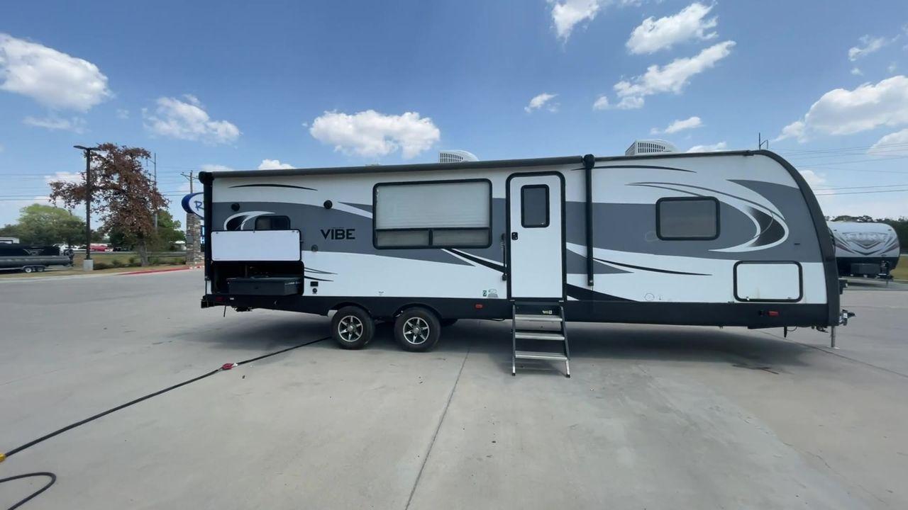 2018 TAN VIBE 268RKS (4X4TVBC26J4) , Length: 34.5 ft. | Dry Weight: 6,540 lbs. | Slides: 1 transmission, located at 4319 N Main Street, Cleburne, TX, 76033, (817) 221-0660, 32.435829, -97.384178 - With the 2018 Vibe 268RKS Travel Trailer, you can experience both adventure and relaxation. This RV provides an ideal combination of ample space and easy maneuverability, making it a great choice for your travels. With the addition of one slide, this RV optimizes living space without compromising it - Photo #2