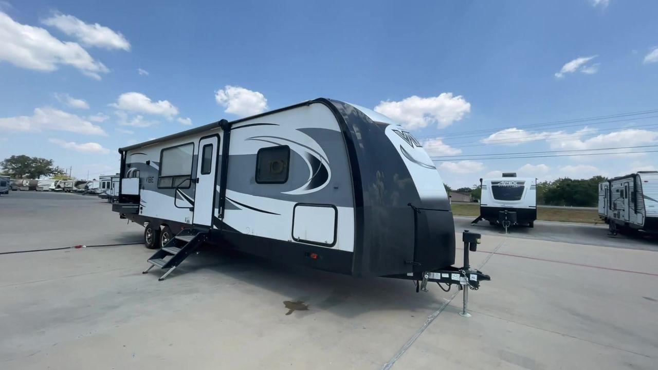 2018 TAN VIBE 268RKS (4X4TVBC26J4) , Length: 34.5 ft. | Dry Weight: 6,540 lbs. | Slides: 1 transmission, located at 4319 N Main Street, Cleburne, TX, 76033, (817) 221-0660, 32.435829, -97.384178 - With the 2018 Vibe 268RKS Travel Trailer, you can experience both adventure and relaxation. This RV provides an ideal combination of ample space and easy maneuverability, making it a great choice for your travels. With the addition of one slide, this RV optimizes living space without compromising it - Photo #3