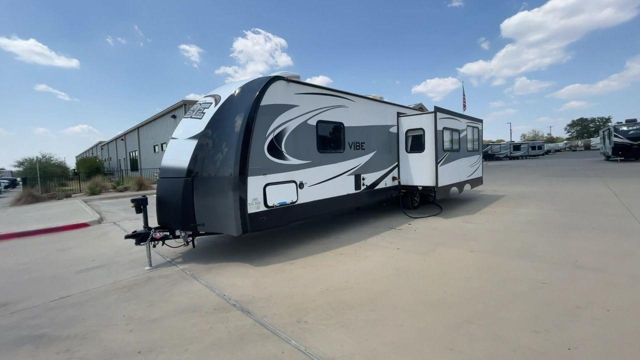 2018 TAN VIBE 268RKS (4X4TVBC26J4) , Length: 34.5 ft. | Dry Weight: 6,540 lbs. | Slides: 1 transmission, located at 4319 N Main Street, Cleburne, TX, 76033, (817) 221-0660, 32.435829, -97.384178 - Photo #5